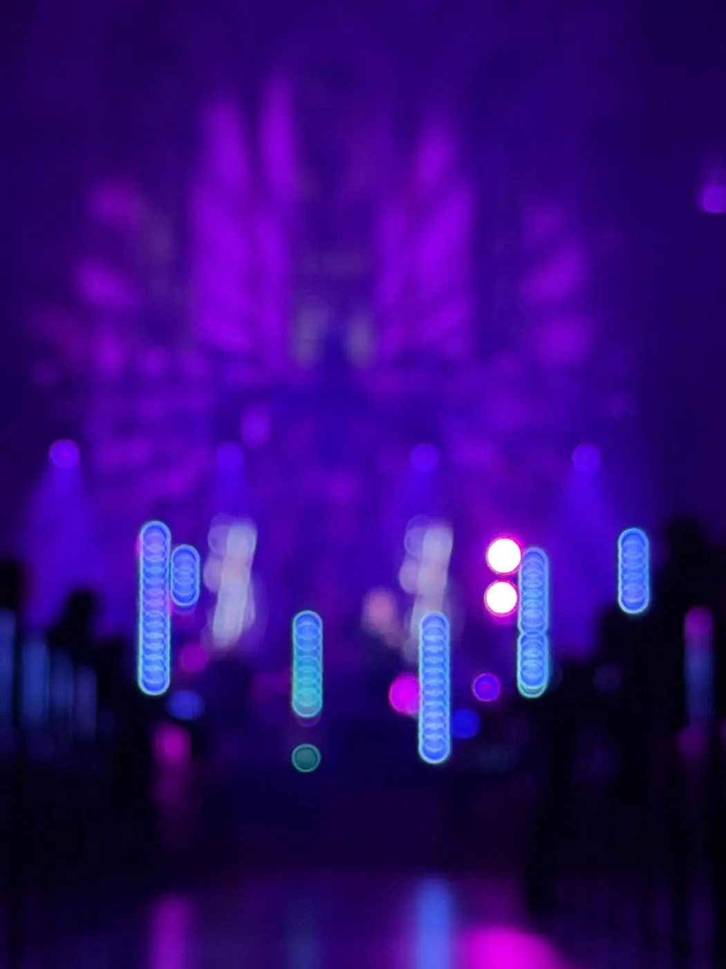 Unscharfe Bühnenlichter in Violett und Blau