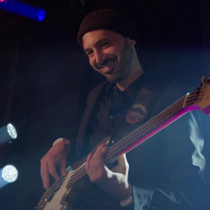 Daniel Zäpfel am Bass, lachend