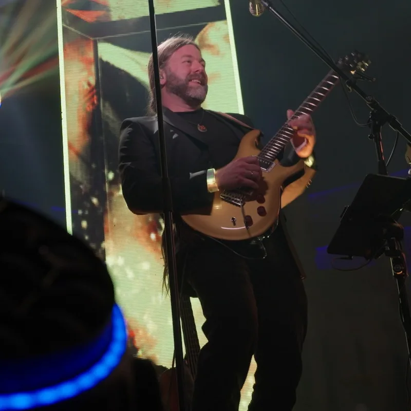 Philipp Graf an der E-Gitarre vor der LED-Wand